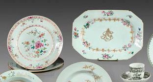 null Plat et trois assiettes en porcelaine de la famille rose, Chine, circa 1760-80
Le...