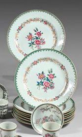 null Huit assiettes en porcelaine de la famille rose, Chine, XVIIIe siècle À décor...