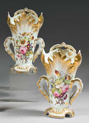 null Paire de vases en porcelaine de Paris du XIXe siècle De forme rocaille à col...