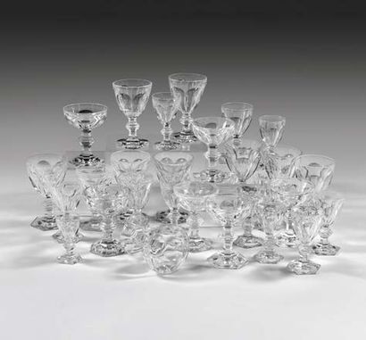BACCARAT Parti de service de verre en cristal modèle «Harcourt» se composant 8 verres...