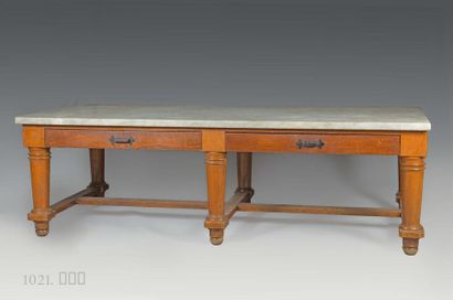 null Grande table rectangulaire en bois naturel à six pieds balustre réunis par une...