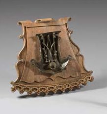 null Serrure de coffre en acier ouvragé; le mécanisme orné d'un gland. XVIIe siècle
H:...