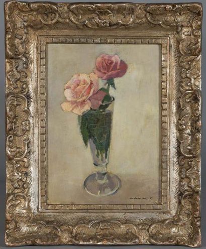 Edward Frank MOLYNEUX (Né en 1896) Deux roses dans un verre, 1951
Huile sur toile,...