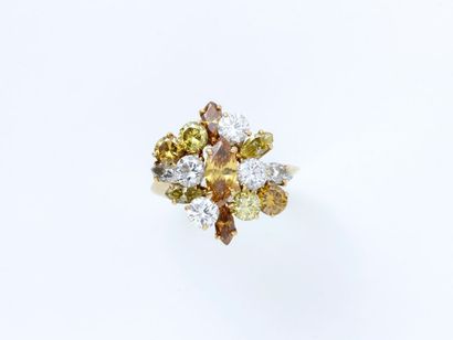 null Ravissante bague en or 750 millièmes, stylisant une fleur ornée de diamants...