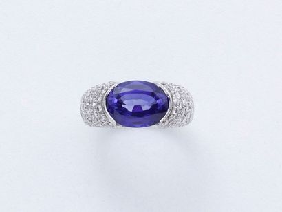 null Bague en or gris 750 millièmes, ornée d’une pierre bleue ovale facetté en demi...