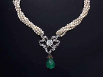null Élégant collier composé d'une torsade comprenant 5 rangs de perles fines d'environ...