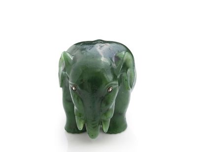 null FABERGÉ
Rare figure d’éléphant en jade néphrite ‘’épinard’’ finement sculpté...