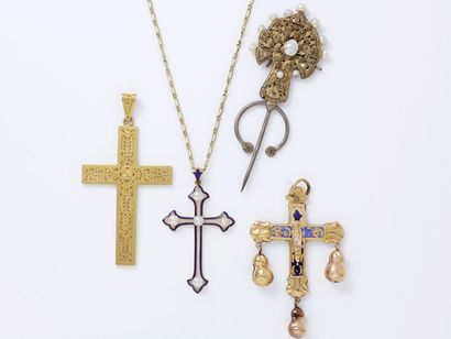 null Lot en or 750 et vermeil 800 millièmes, composé de 3 pendentifs croix, certains...