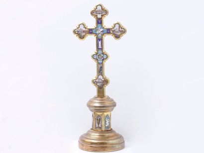 null Croix d’autel miniature en métal doré et micro-mosaïque de pierres dures, inscrite...
