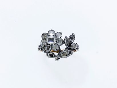 null Délicate bague en or 750 et argent 800 millièmes stylisant une fleur habillée...