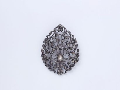 null Broche pendentif en argent 800 doublé or 750 millièmes composée d'un motif floral...