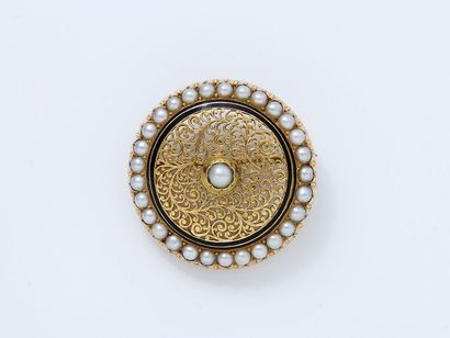 null Broche ronde en or 750 millièmes centrée d’une perle posée sur un décor feuillagé...