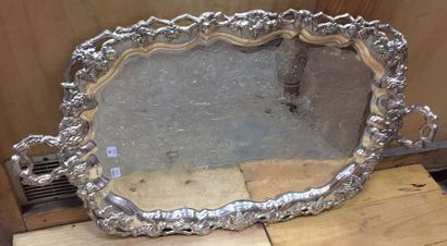 null Grand plateau en métal argenté, milieu du XIXème siècle. Longueur : 77 cm