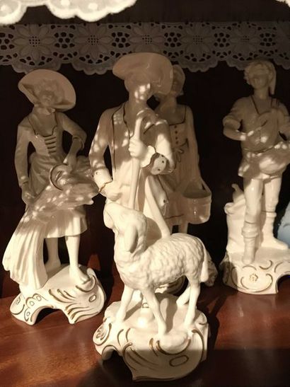 null Suite de 10 figurines en porcelaine blanche