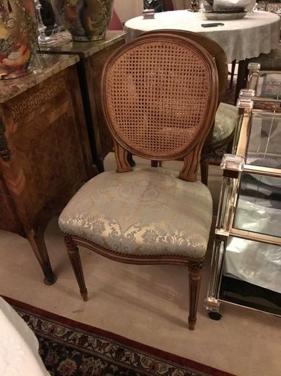 null Suite de 8 chaises cannées garniture soie bleue

Style Louis XVI