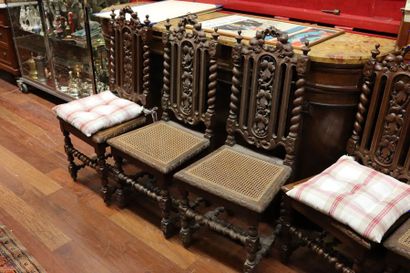 null 17 chaises en chène à haut dossier canné Style Renaissance

Table de salle à...