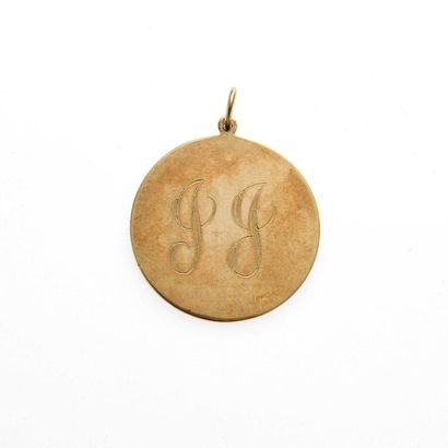 null 14K (585° thousandths) yellow gold round pendant with bezel and monogram. Diameter:...