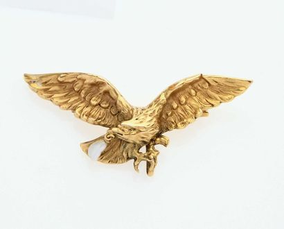 null 18K (750° thousandths) yellow gold pendant brooch featuring an eagle holding...