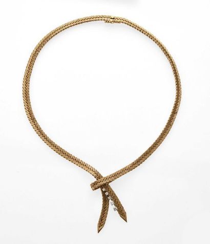 null Elegant flexible necklace in 18K yellow gold (750° thousandths) with a braided...