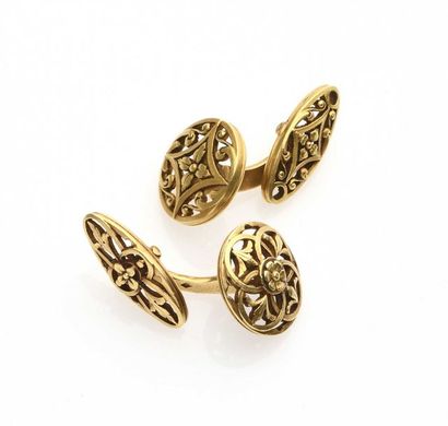 null Pair of round cufflinks in 18K (750° thousandths) yellow gold with vegetal decoration....