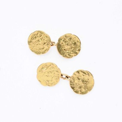 null Pair of round cufflinks in 18K yellow gold (750° thousandths) with hunting scene...