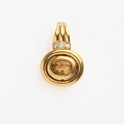 null 18K (750° thousandths) yellow gold pendant with a godred oval motif, adorned...