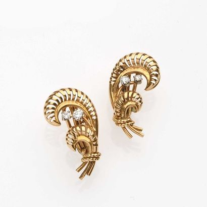 null Pair of ear clips in 18K yellow gold (750° thousandths) with openwork leaf decoration,...
