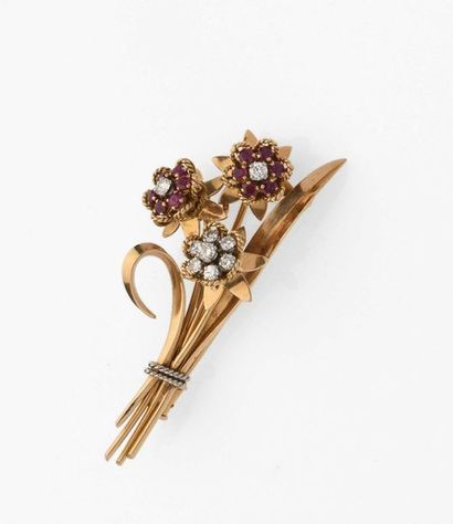 null Brooch bouquet in 18K (750° thousandths) yellow gold decorated with three flowers,...
