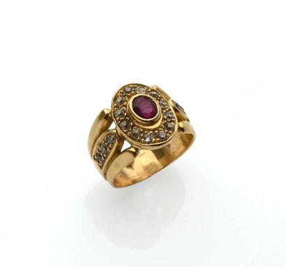 null 18K (750° thousandths) yellow gold ring adorned with an oval cut ruby in a closed...