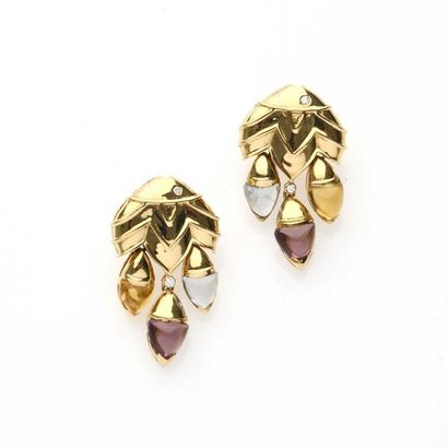 null Pair of 18K (750° thousandths) yellow gold earrings with fish motif, eyes pierced...