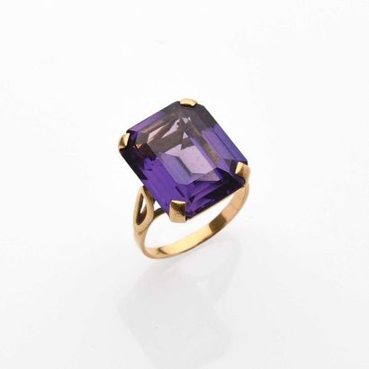 null Bague en jaune 18K (750° millièmes) ornée d’une améthyste de taille émeraude...