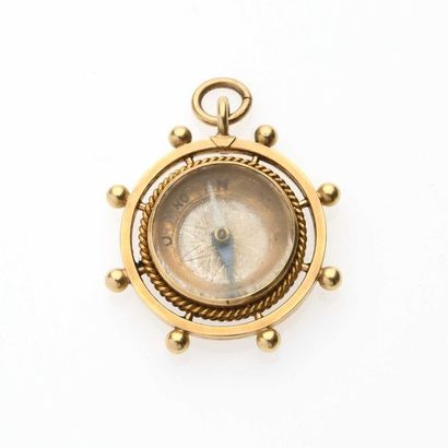 null Pendentif boussole en or jaune 18K (750 millièmes), au motif d’une barre de...