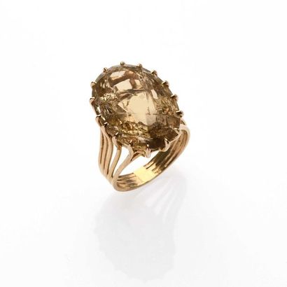 null 18K yellow gold (750° thousandths) wire ring, decorated with an oval-sized citrine...