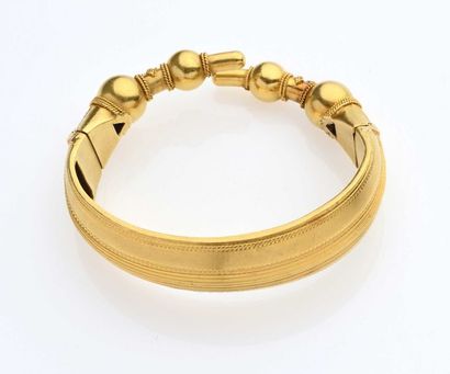 null Bracelet jonc ouvrant en or jaune 18K (750° millièmes) finement cisellé et terminé...