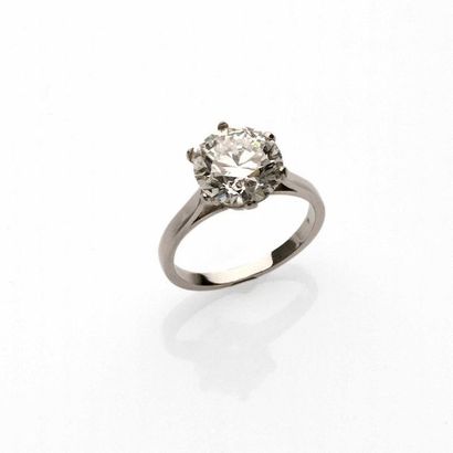 null 18K white gold (750° thousandths) solitaire decorated with a modern 3.50 carat...