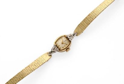 null BULOVA Gold plated ladies' watch with mechanical movement. - Oval case in gold...