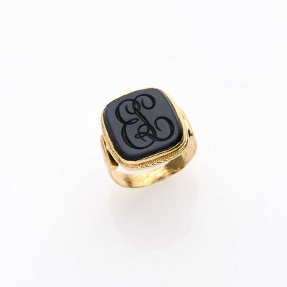null Ring in 18K (750° thousandths) yellow gold decorated with a monogram on a blue...