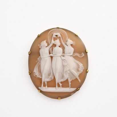 null Brooch cameo on agate, representing 3 women in claw setting on an 18K yellow...