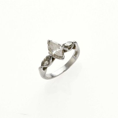 null Ring in platinum 800° thousandths decorated with a shuttle-cut diamond in claw-set...