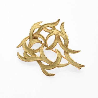 null Broche en or jaune 18K (750° millièmes) à motif fourragé amati. Epingle avec...