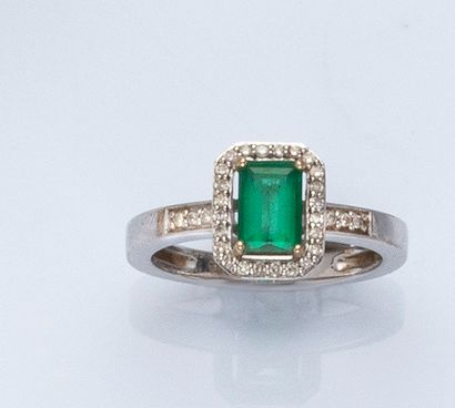 null Ring in 18K (750° thousandths) white gold decorated with an emerald of emerald...