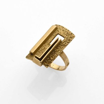 null Modernist ring in 18K (750° thousandths) yellow gold amati decorated with IJ...