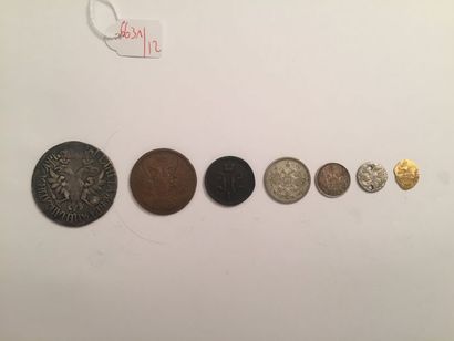 null Lot de sept monnaies russes. 

Argent, bronze, or. XVII-XIX siècles.

????????...