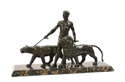 null Alexandre OULINE (active 1918-1940)

Promenade avec le lion et la lionne

Bronze...