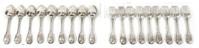 null Suite de neuf couverts en argent modèle filet coquille, la spatule pour six...