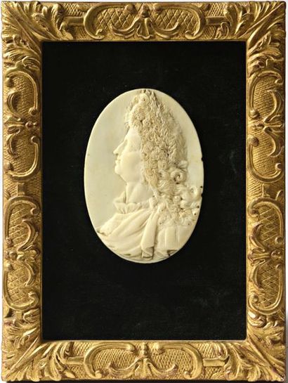 null Médaillon ovale en ivoire sculpté représentant le profil lauré de Louis XIV....