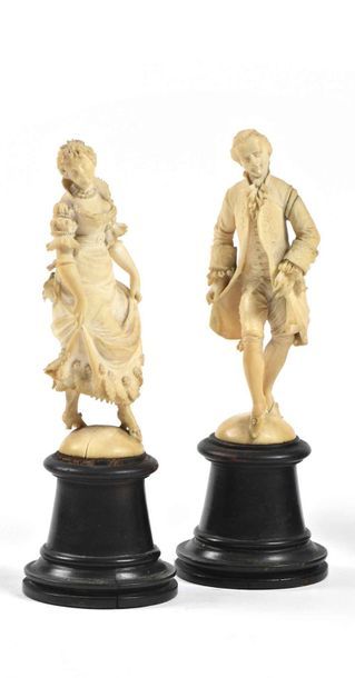 null Paire de sujets en ivoire sculpté représentant un couple d’élégants à la mode...