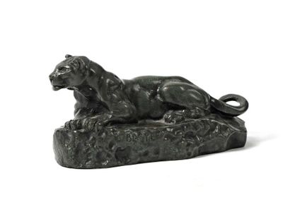 null BARYE Antoine Louis (1796-1875), d’après. Lionne couchée en bronze à patine...