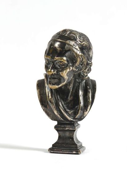 null Buste de Voltaire en bronze argenté d’après un modèle de Houdon. H. 8 cm.