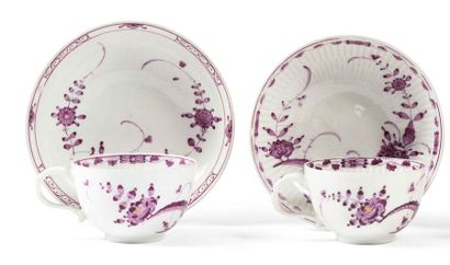 null Paire de tasses en porcelaine à décor floral dans le goût chinois. Meissen,...